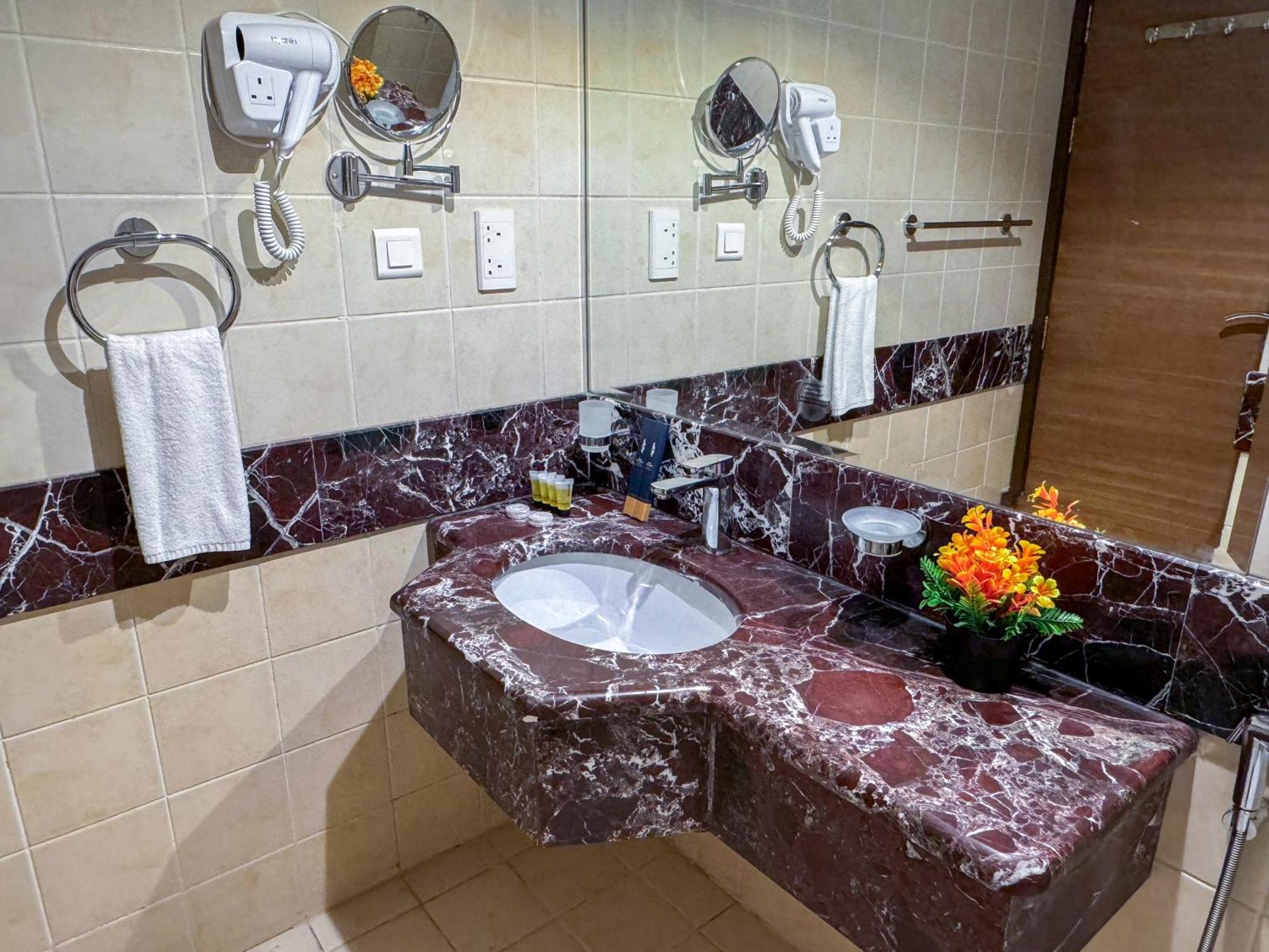 Rabwat Al Safwah Golden Hotel Medina Exterior photo